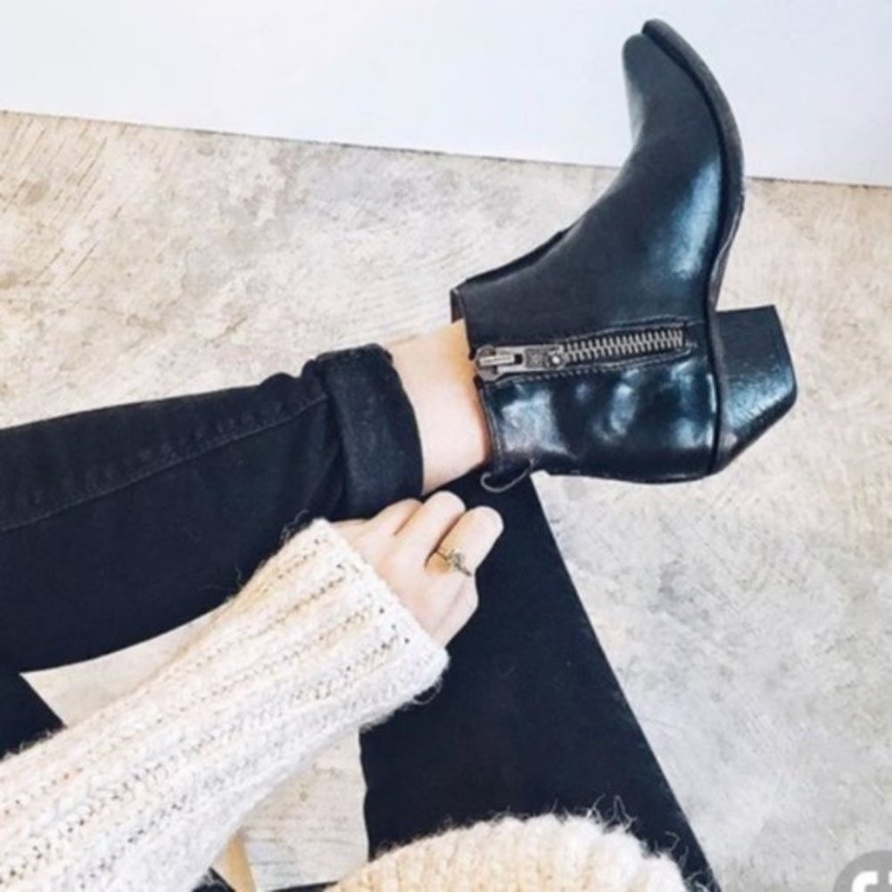 Frye Sacha Moto Shortie Cognac Leather Western Cowboy Point Toe ZipUp Ankle Boot - Picture 3 of 14
